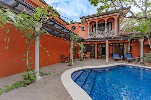 B&B Tamarindo - Villa Cerca Del Mar #6- 3BR House with Pool - Bed and Breakfast Tamarindo