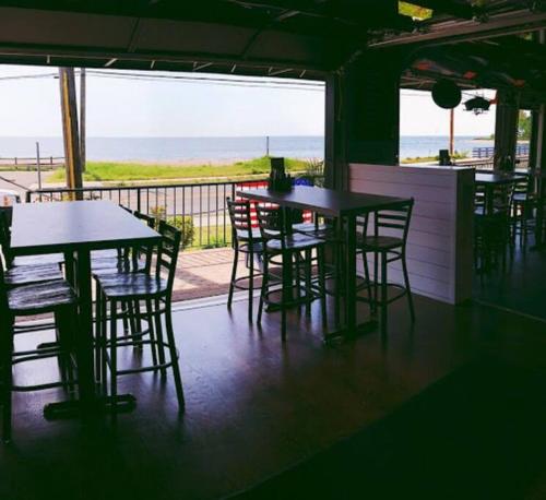 Beachy Bay Breeze Bungalow 2BR with parking and close to many amenities. in 西哈芬