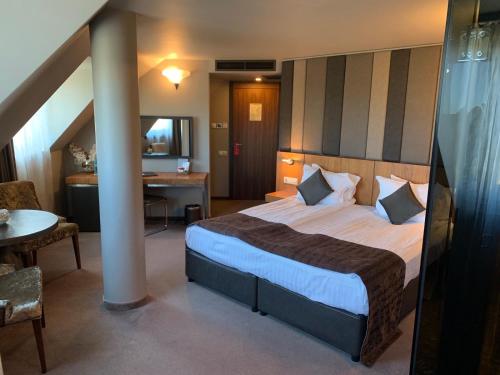 403405142 All Seasons Residence Hotel - Free parking
