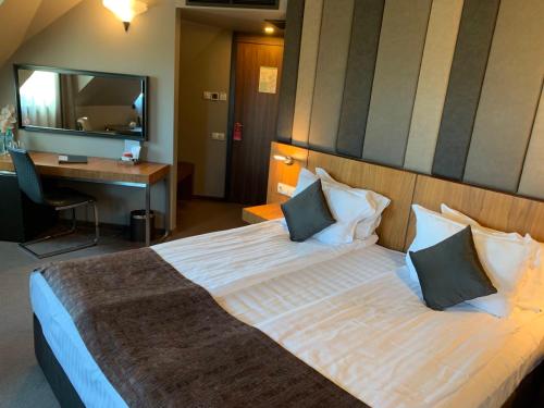 403405159 All Seasons Residence Hotel - Free parking