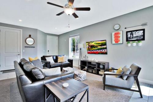 Sleeps 22 Pet Friendly Poolside Homes with Townies 96 Hour Cancellation - Entrada 417 and 421 - main image