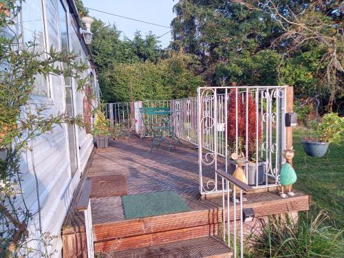 ระเบียง/ชานเรือน, 'The Cabin'. A cosy private & secure holiday home. in บัคลีย์บิสเทอร์เวสต์