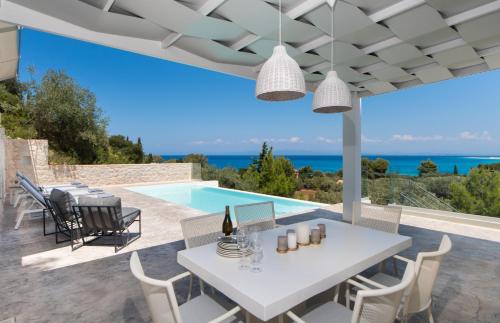 NEW! Fresh modern villa, pool, close to the beach