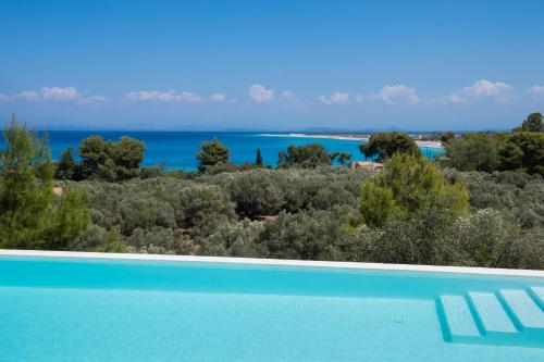 NEW! Fresh modern villa, pool, close to the beach