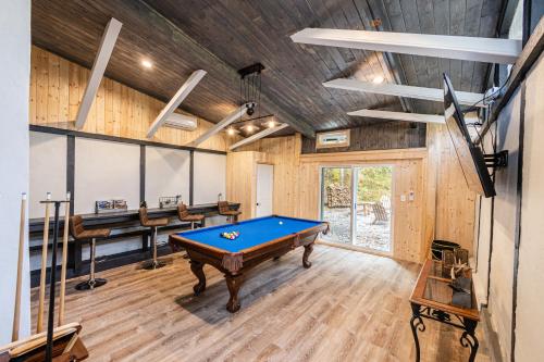 Peaceful cabin w/ hot tub, pool table & fire pit - BIG BLUE