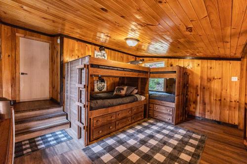 Peaceful cabin w/ hot tub, pool table & fire pit - BIG BLUE