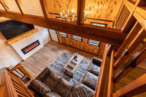 Peaceful cabin w/ hot tub, pool table & fire pit - BIG BLUE