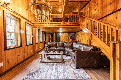 Peaceful cabin w/ hot tub, pool table & fire pit - BIG BLUE