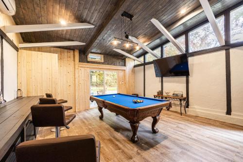 Peaceful cabin w/ hot tub, pool table & fire pit - BIG BLUE