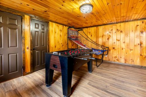 Fun cabin with hot tub, pool table & fire pit - BIG BLUE in Bryson City, USA