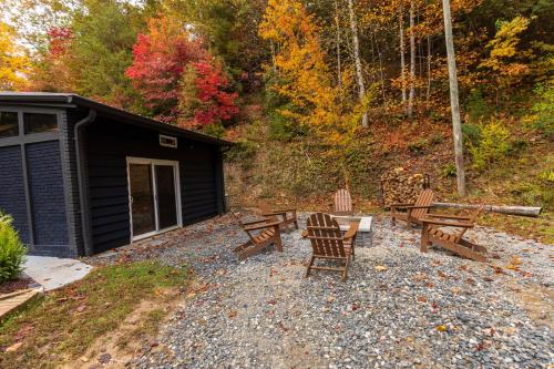 Peaceful cabin w/ hot tub, pool table & fire pit - BIG BLUE