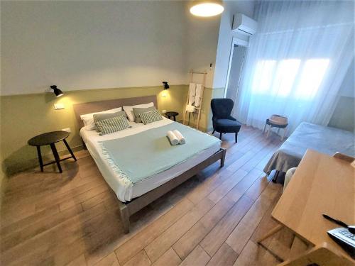 Economy Double Room image 10