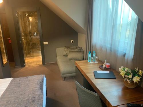 403420822 All Seasons Residence Hotel - Free parking