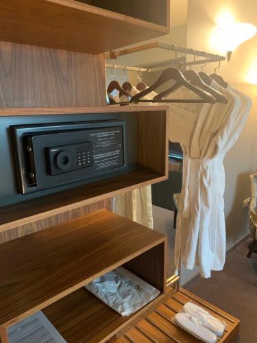 403420827 All Seasons Residence Hotel - Free parking