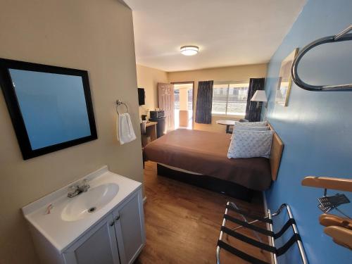 Economy Inn Sylva - image 10
