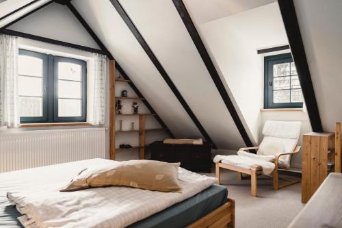 1 double bed, 1 sofa bed, 2 futon beds