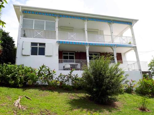 Maison de 3 chambres a Deshaies a 200 m de la plage avec vue sur la mer jardin clos et wifi - Location saisonnière - Deshaies