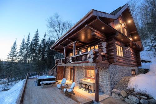B&B Saint-Faustin - Breathtaking log house with HotTub - Winter fun in Tremblant - Bed and Breakfast Saint-Faustin