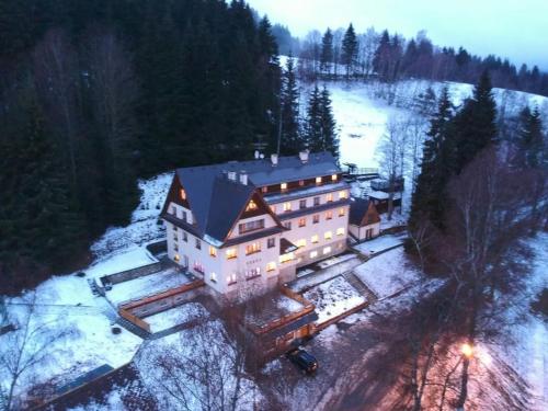 Srní- Červený byt/ dvojdomek u hotelu Vydra (Srni- Cerveny byt/ dvojdomek u hotelu Vydra) in 簡妮