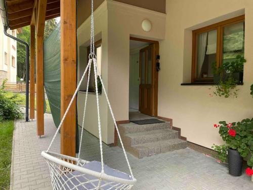 Srní- Červený byt/ dvojdomek u hotelu Vydra (Srni- Cerveny byt/ dvojdomek u hotelu Vydra) in 簡妮