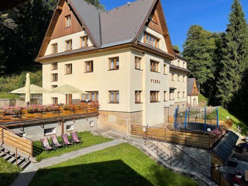 Srní- Červený byt/ dvojdomek u hotelu Vydra (Srni- Cerveny byt/ dvojdomek u hotelu Vydra) in 簡妮