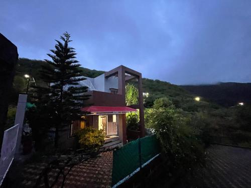 Swaradhya Hillside Villa 3BHK -AC - WiFi - SmartTV - Parking - Kitchenette - Near Lonavala