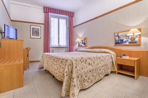 1 queen bed, 1 twin bed
