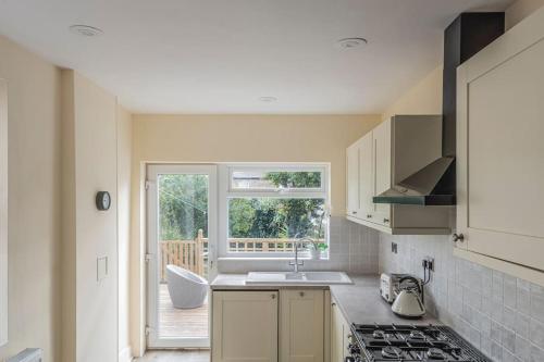 Picton House- 3 Bed House With Decking And Garden, Central Ramsgate - Broadstairs