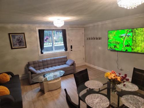 Oscar INN & 2bd Family Suite or Private Room in Abbotsford, Canada