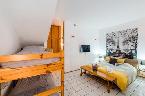 Studio Apartment image 6