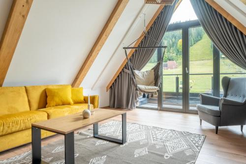 Apartment with Mountain View