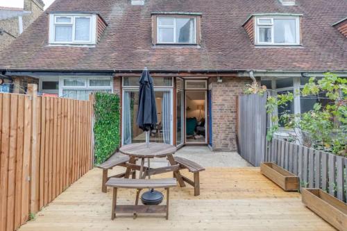 Central 3 Bedroom House With Garden - image 9