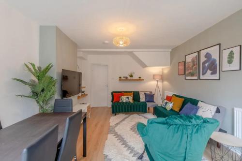Central 3 Bedroom House With Garden - image 8