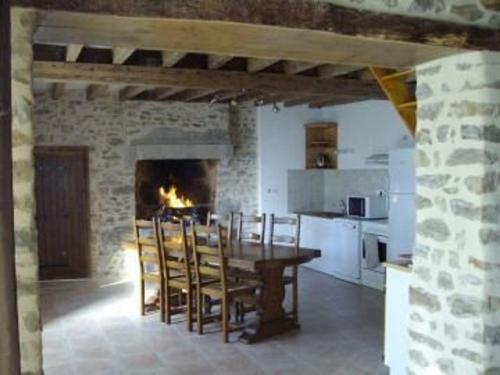 Gîte Saint-Léonard-des-Bois, 5 pièces, 7 personnes - FR-1-410-179 (Gite de charme renove avec cheminee, terrasse et proche randonnees - Capacite 13 pers. - FR-1-410-17) in Fresnay-sur-Sarthe