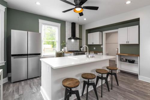 Deluxe 4-Bedroom w Huge Deck 3-Min to Downtown in Cincinnati, USA