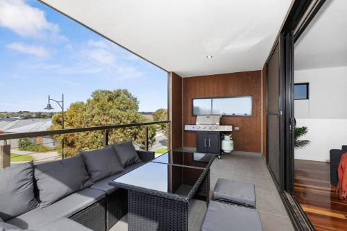 Bayview Luxe- Sleeping 14, Pet Friendly, Views- 4 bedroom, lounge with sofa beds