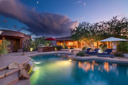 Westland by AvantStay Desert Oasis w Mountain View Pool Basketball Court