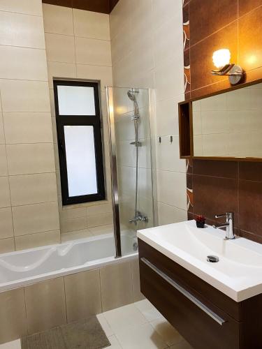 Contemporary Semi Villa Apartment with Private Entrance in Khalda - image 3