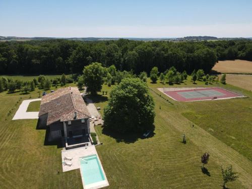 Maison de campagne avec piscine, tennis privé et WIFI - FR-1-653-10 gîte à louer Peugis