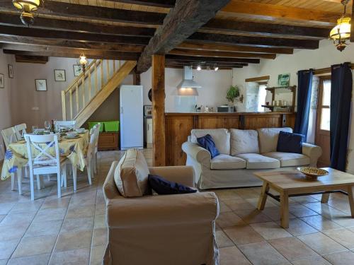 Spacieuse maison à Massignac avec jardin privatif - FR-1-653-213 (Spacieuse maison a Massignac avec jardin privatif - FR-1-653-213) in Massignac