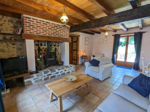 Spacieuse maison à Massignac avec jardin privatif - FR-1-653-213 (Spacieuse maison a Massignac avec jardin privatif - FR-1-653-213) in Massignac
