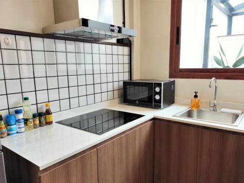 Kitchen, Private&Cozy Townhouse near "Lanmuang Market" near Si Wan