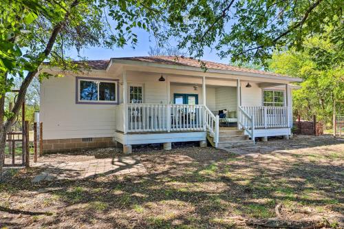 Blackberry Roost Home about 4 Mi to Downtown Salado