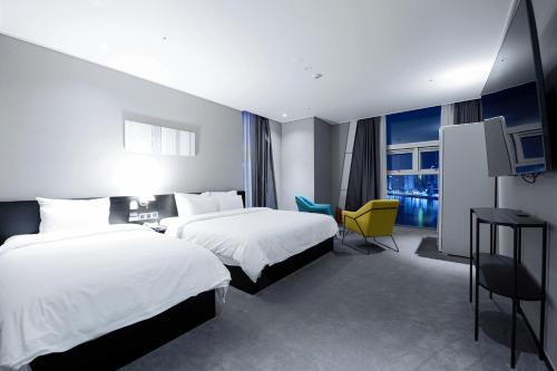 2 double beds, 1 futon bed