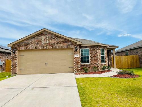 Cozy Spacious Home w. Fire Pit, Garden Tub & More!