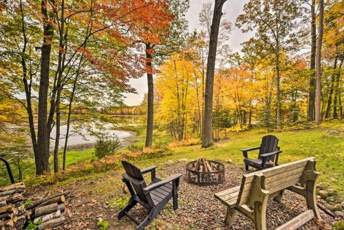 . Charming Spooner Cabin - Walk to Goose Lake!