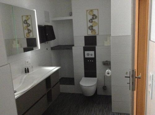 Bathroom, Hotel M&S garni in Donauworth