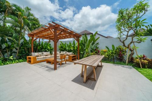 Villa Okenada - Modern 5-bedroom pool villa in Berawa! - image 4