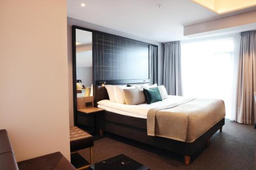 1 king bed, 1 sofa bed