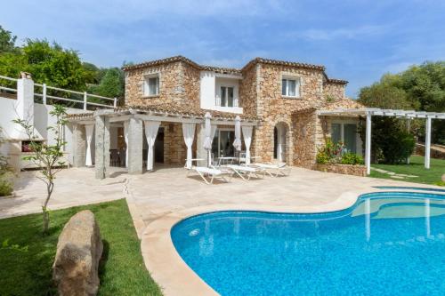 Villa Ginestra con piscina e giardino privato a 500 mt dal mare